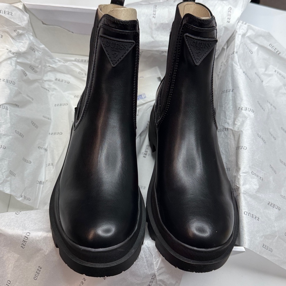 GUESS Women's Yesses Triple Triangle Lug Sole Gore Chelsea Boots- Size 9.5 - Picture 2 of 8
